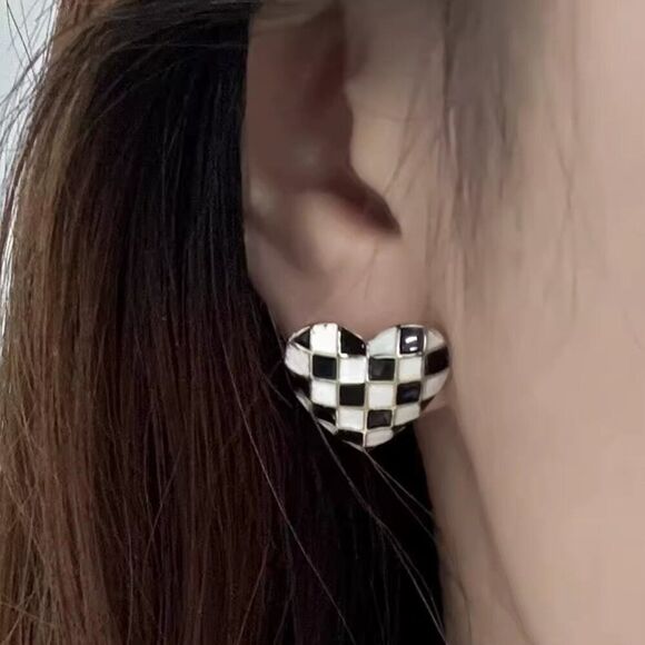 Black and White Enameled Checkered Heart Stud Earrings - Picture 2 of 11
